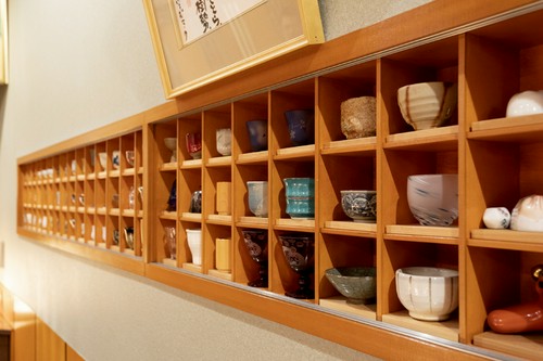 常連客のお猪口が棚にずらりと並んでいます