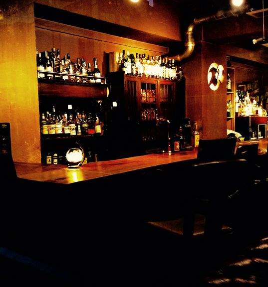 一枚板のカウンターで