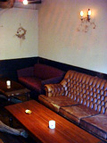 アンティークのソファー席で