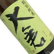 北陸三県と新潟から取り寄せた名酒が料理をさらに際立たせます。毎月、日本全国の希少な地酒を隠し酒として仕入れ、ご提供しております。