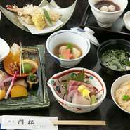 和食一筋に腕を磨いた料理人がつくる精細な料理の数々。旬の食材の味のよさはもちろん、季節の味を目と香りと食感でも満喫できます。『季節の小懐石』はランチでのみ味わえる逸品。旬の味を存分に楽しめます。