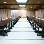 2つの部屋をつなげれば大人数の宴会にも対応ができる大広間。その他にも8つ個室があるので、人数やシーンに応じていろいろな使い方ができます。純和風の落ち着いた空間の中で、くつろぎと共にお食事が楽しめます。