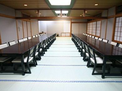 大広間は最大120名様まで利用可能。少人数のグループにも最適