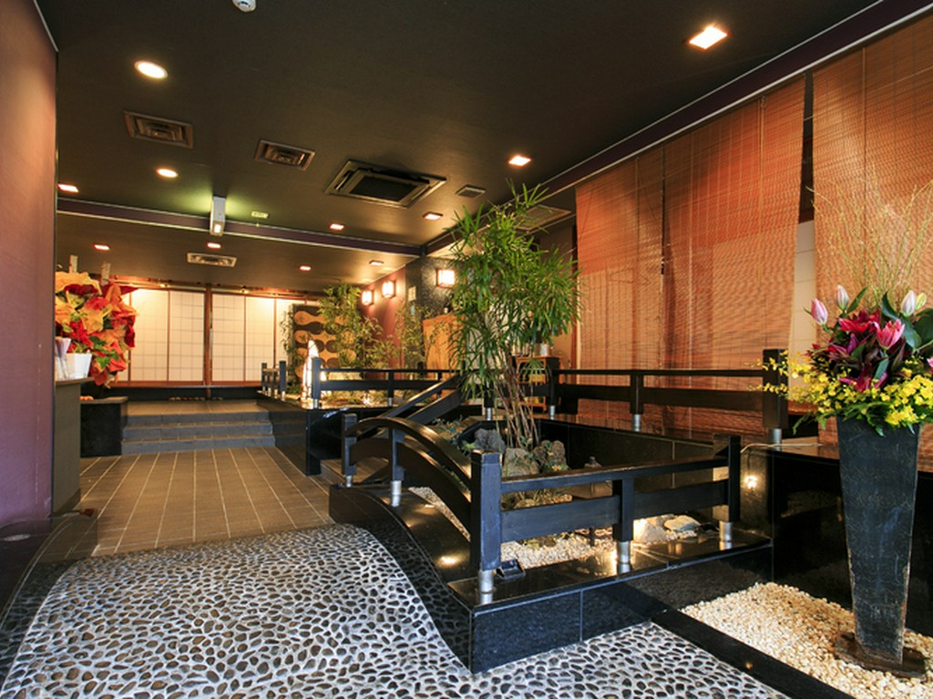 坪庭をあしらったエントランスが、デート気分を盛り上げます