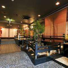 坪庭をあしらったエントランスが、デート気分を盛り上げます