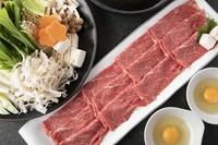 前菜、国産和牛のすき焼きと季節の野菜、うどん、水菓子