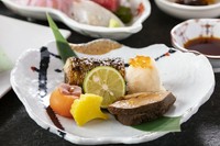 料理長お任せコース、ふぐちりコース(冬季限定)、タラバガニしゃぶコース(冬季限定)よりお選びいただけます。