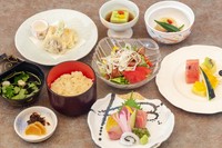 お昼から少し贅沢なランチはいかがですか？料亭門松の職人が腕を振るうお買い得な商品となっております。