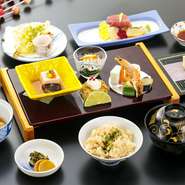 季節の食材をふんだんに使用し、彩り豊かに職人が巧みな技で小懐石に仕上げております。