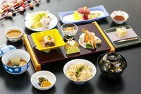 季節の食材をふんだんに使用し、彩り豊かに職人が巧みな技で小懐石に仕上げております。