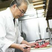 法事や慶事、会社の会食などお客様の用途にあった接客を行うように心がけています。お客様が食事を楽しむひとときを快適に過していただき、満足してもらえるようなおもてなしをしていきたいと考えています。