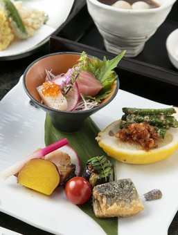 器や盛付など、和食ならではの奥ゆかしさを五感で楽しんで下さい