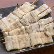 焼酎の有名銘柄を、数多く揃えております。お湯割りをちびちび飲みながら、一口大のうなぎをつまめば、ごきげんになること間違いなし。大将の出身地の石川の日本酒などもおすすめです。