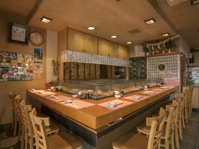 カップル人気のカウンター席。大将の職人技も目の前で楽しめます