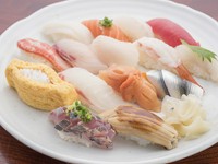 お昼のセット。その日おすすめのにぎり鮨を15カンに、味噌汁にデザートが付きます。お鮨をたくさん食べたい、という、お鮨好きにはたまらないメニューです。