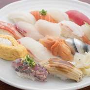 お昼のセット。その日おすすめのにぎり鮨を15カンに、味噌汁にデザートが付きます。お鮨をたくさん食べたい、という、お鮨好きにはたまらないメニューです。