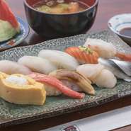 にぎり鮨10カンと、味噌汁、デザートのセット。新鮮なお魚がメニューの主役です。入荷食材の大半は、お昼のセットで使ってしまいますので、いつでも新しいネタを楽しめます。