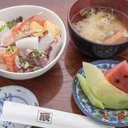 新鮮なお魚を中心に使った、ちらし寿司のランチセット。常連さんや家族連れのお客様にも好評のメニューです。 