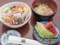新鮮なお魚を中心に使った、ちらし寿司のランチセット。常連さんや家族連れのお客様にも好評のメニューです。 