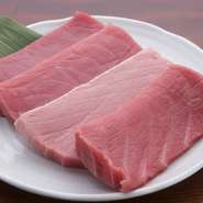 コクが有り、まろやかな風味の強い、天然物のインドマグロをこだわって仕入れています。出前の寿司桶に並べると、やっぱりマグロの赤色の印象がいいですね。トロは、やっぱりお鮨の花形です。