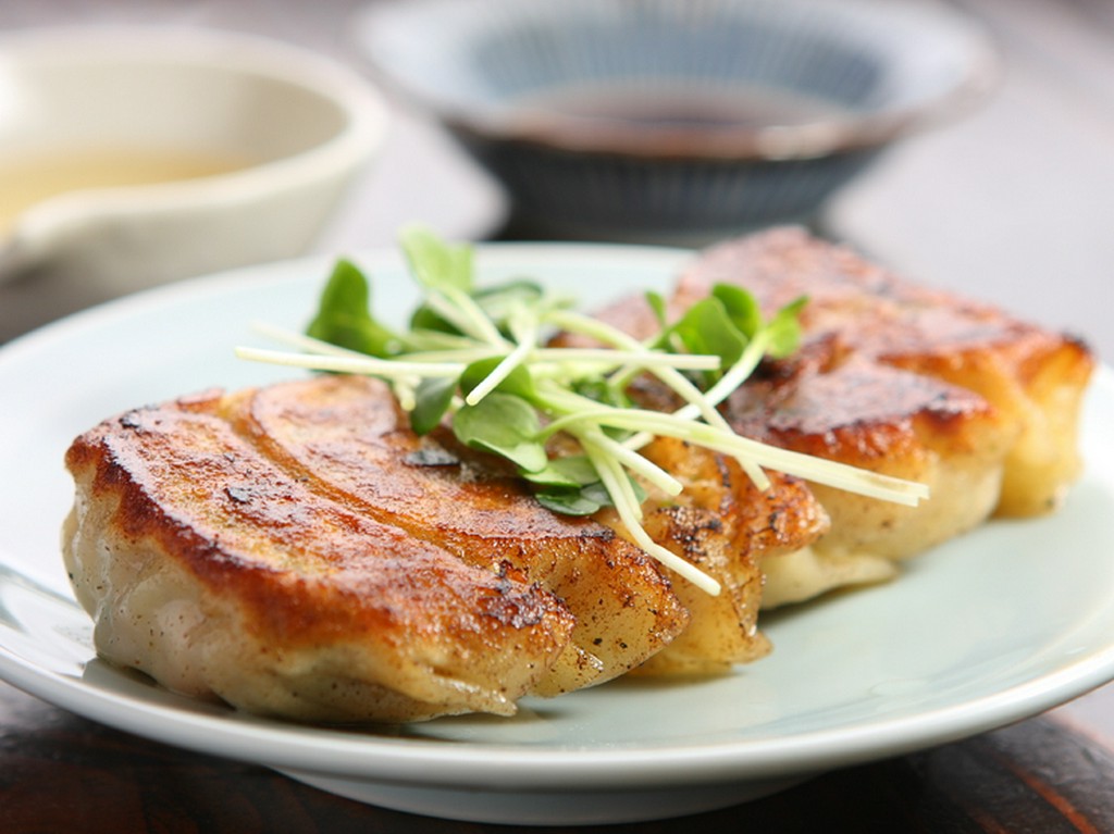 その名の通り、マスターのお母さん手作りの味…「ｍ’ｓ餃子」