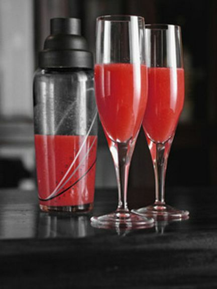 ロングセラーのカクテル“いちごのショットガン”