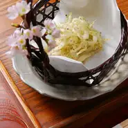 四季折々の素材をふんだんに使った日本料理が味わえる店【割烹恵方】。凛とした佇まいの個室で日本のよき味をお召し上がり下さい。