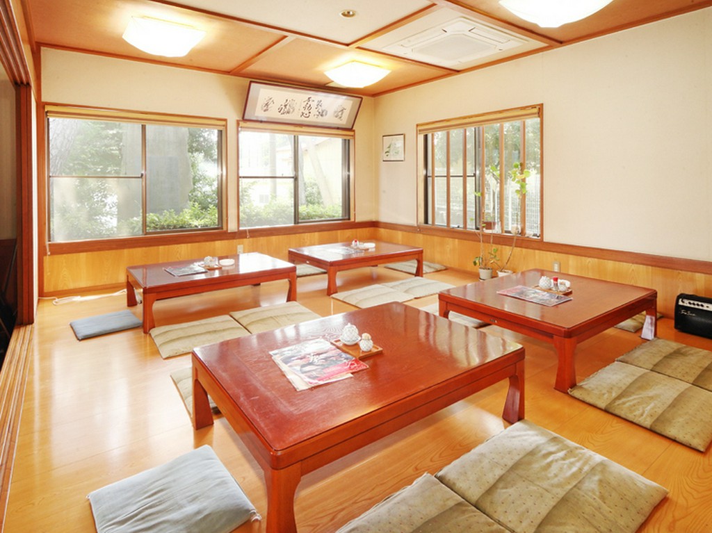 旬の魚介をみんなで味わえる、コース料理は予算と好みで相談を