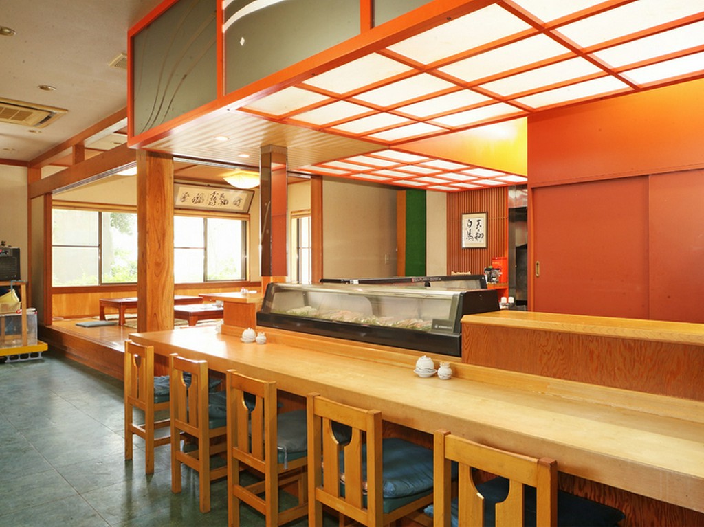 カウンター越しに、熟練の職人技を楽しんでください