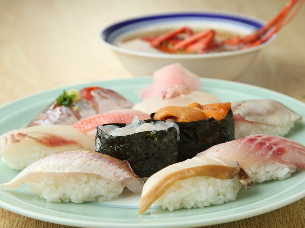 靴を脱いでリラックスできる、和の空間で美味い肴を味わえます