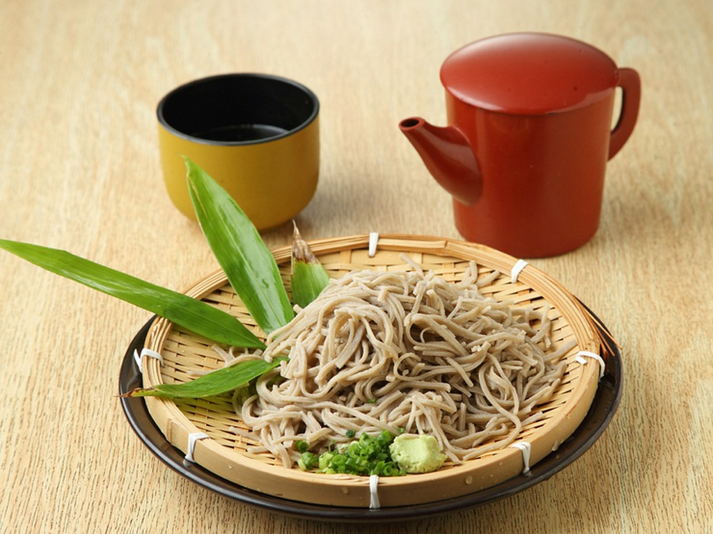 専門店で修行した料理人がもてなす『手打ちそば』も人気です