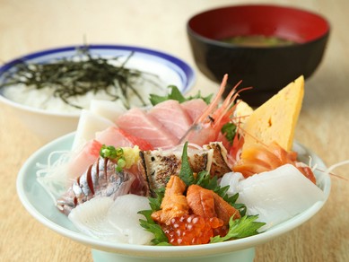 旬の地魚など9品を贅沢に盛り込んだ『特上　ちらし寿司』
