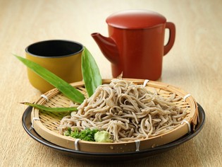 地魚とともにあっさりと召し上がれる『手打ちそば』