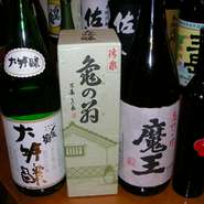 寒い冬はやっぱり燗酒で。翌日のお仕事を考えるなら芋焼酎のお湯割りで　明日がお休みなら冷酒もグイグイいきたいですね。黒いビンの梅酒はロックが最高。