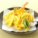 季節の山・海の幸を揚げたての天ぷらで。

天ぷら　　　　　　　￥1,045
旬の野菜天ぷら　　　￥891
山海天ぷら盛合せ　　￥1,727