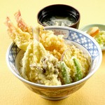ご飯は新潟県産コシヒカリを100％使用。
ミニ丼とおそばのセットもございます。

上天丼　　　　￥1,606
天丼　　　　　￥1,331
タレカツ丼　　￥1,342