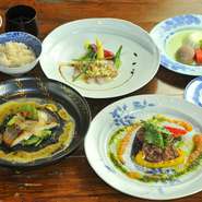 【むくの実亭】は、ランチ・ディナーともに月替わりのコースのみ。旬の食材をおいしく召し上がっていただけます。