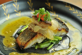 バターと枝豆のソースで食す『スズキのポアレ』