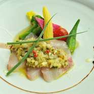 お刺身でも人気の鮮魚、カンパチをカルパッチョに。旬の野菜を添え、彩りも美しく仕上げました。