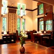 大正時代の洋館を思わせるような店内は、靴を脱いでお寛ぎいただけます。ゆったりとしたひと時をどうぞ。