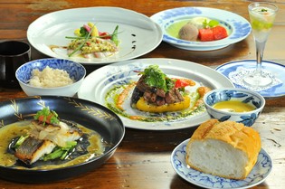 毎月全ての料理が変わる、お昼の遊膳コースで旬の味わいを
