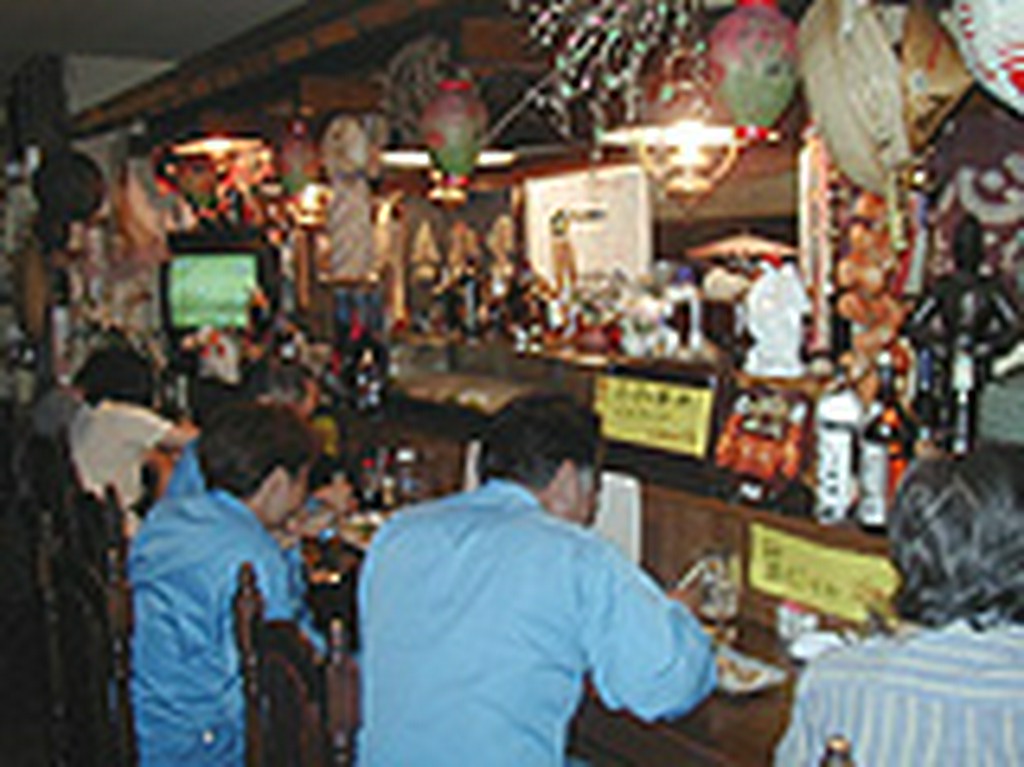 カウンターでごゆっくりどうぞ。