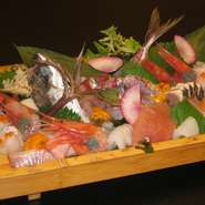 日本海で獲れた新鮮かつ旬の魚介類を使った「お刺身」など、他では味わえない料理でおもてなしいたします