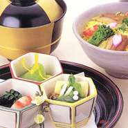 「右京」では四季を意識したお料理をご提供しております。春の暖かい陽気の中、旬の食材を使ったお料理をご友人や大切な方とお楽しみ下さい。