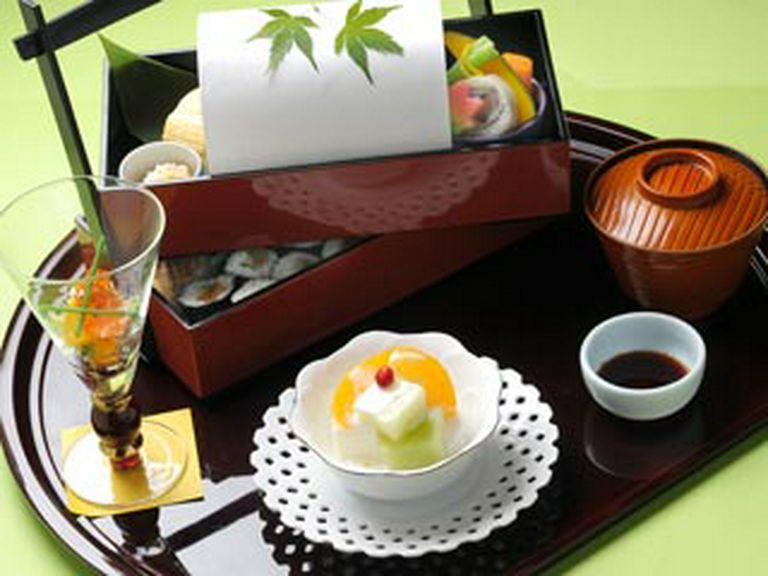 季節の彩り二段重ね  1900円