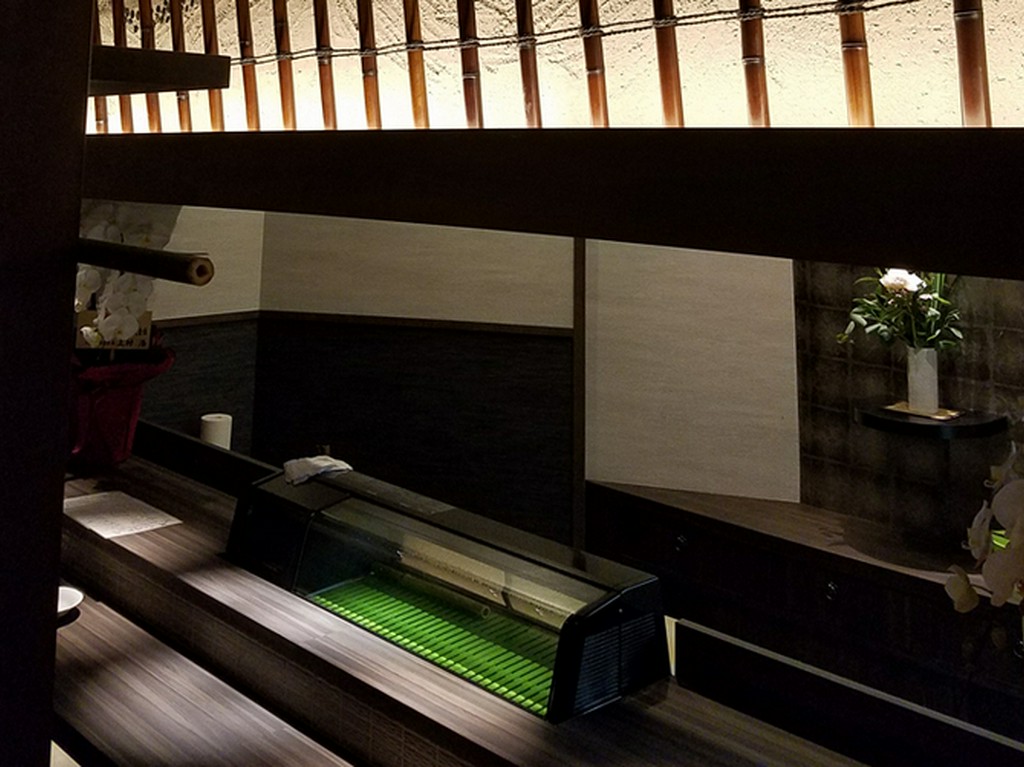 カウンター席で仕事帰りの一杯なんてどうでしょうか？