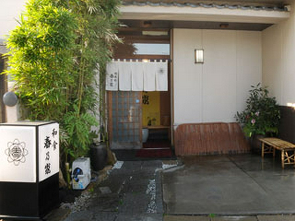 駅からのアクセスやお車の際には裏口が便利です。