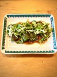 生麩をステーキ風に焼き上げ、カイワレ大根と鰹節をまぶした和風ステーキで温かい酒の肴として人気です