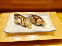 活けアナゴを仕込みますから、フカフカの柔らかな江戸前アナゴの握りは、こだわっています