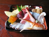 お値段は不本意ながらビックですが、ご期待に恥じない江戸前生ちらしを造らせて頂きます、その日の一押しのネタの入れ替えでお値段が多少前後します、3800円～4000円でお造りします